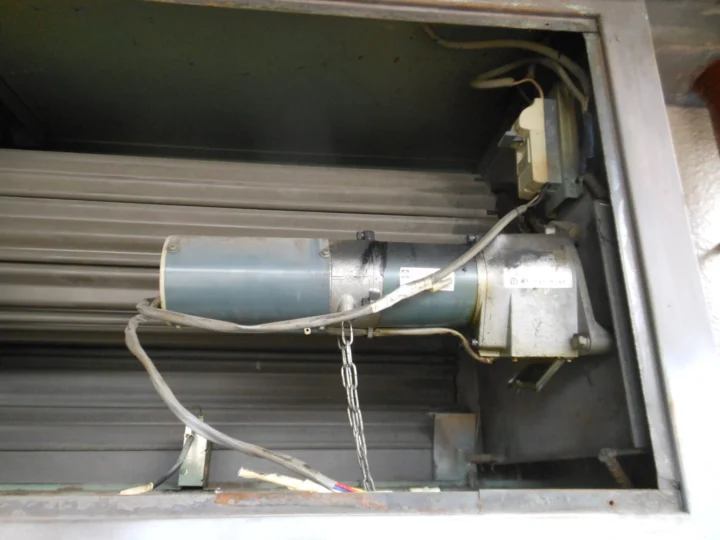 ガレージ電動シャッター開閉機取替え修理の画像
