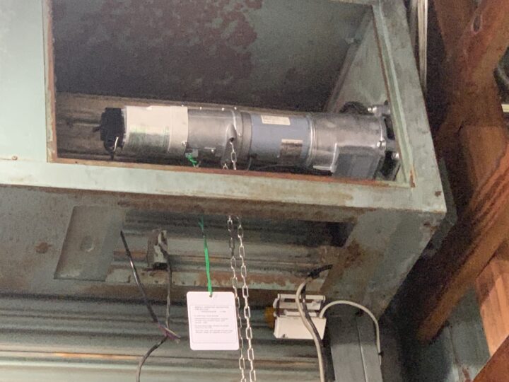 大阪府東大阪市　倉庫電動シャッター開閉機取替え修理の画像