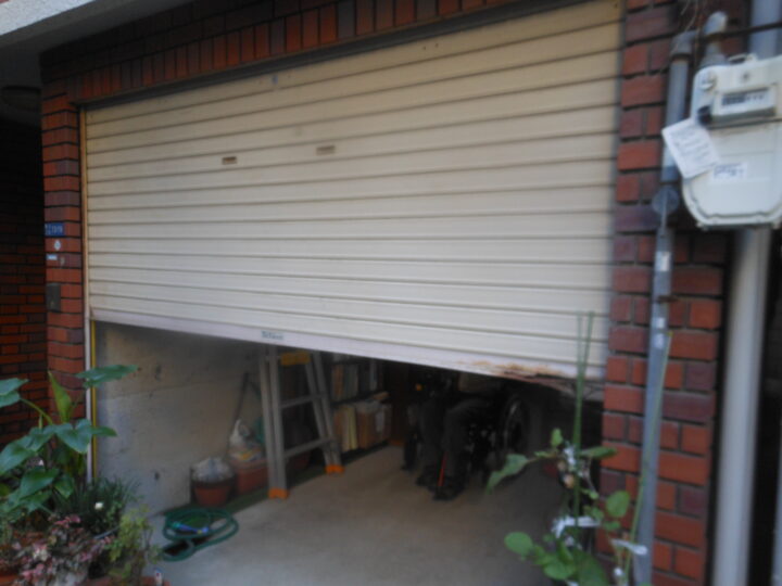 大阪市東住吉区　ガレージ軽量シャッター座板交換修理の画像
