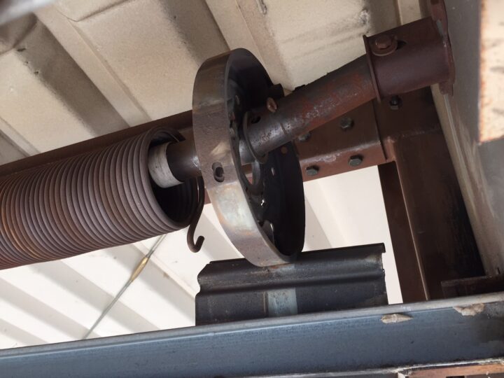 大阪府八尾市　倉庫軽量シャッター巻取りシャフト取替え修理の画像