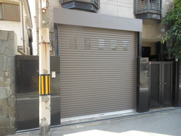 大阪市阿倍野区　ガレージ電動シャッター取替え工事の画像