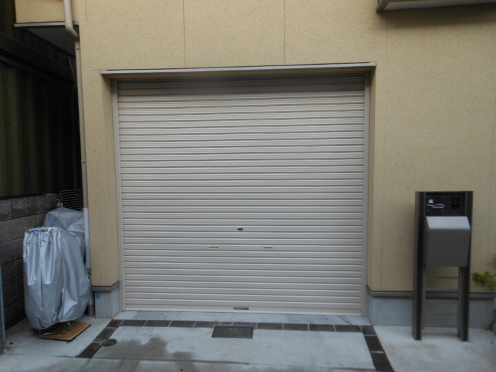 大阪市東成区　ガレージ軽量シャッター取付け工事の画像