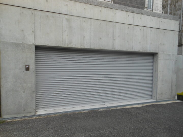 堺市中区　ガレージ電動ワイド式シャッター取付け工事の画像