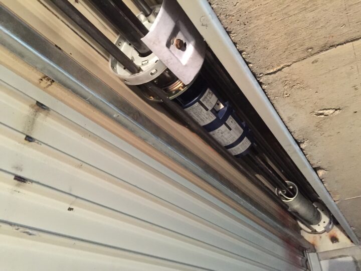大阪市西区　ガレージシャッター電動開閉機付き巻取りシャフト取替え修理の画像