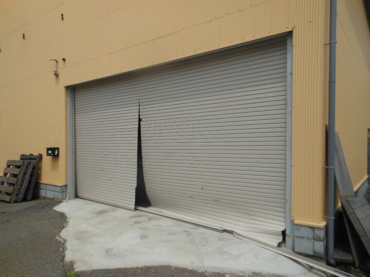 兵庫県伊丹市　倉庫軽量シャッタースラットはみ出し修理の画像