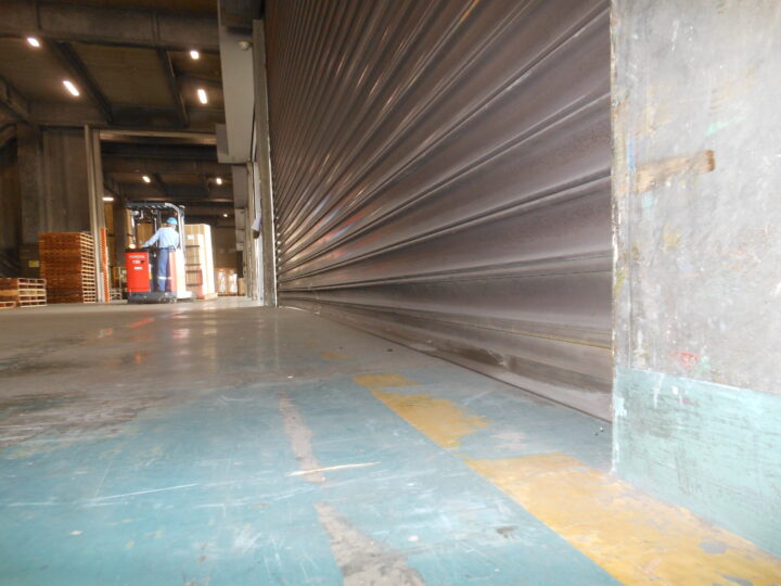 大阪府柏原市　重量シャッタースラット・座板取替え修理の画像