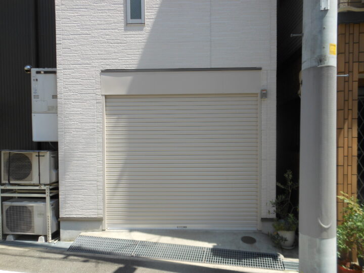 株式会社エイワシャッター尼崎 ガレージ電動シャッター取付工事の画像