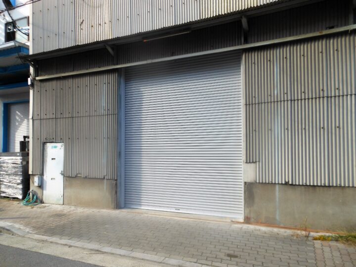 【取替・新設】大阪府堺市美原区　工場電動ワイド式シャッター取替え工事の画像