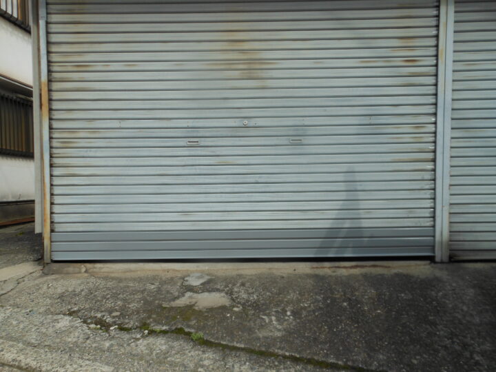 奈良県北葛城郡王寺町　工場軽量シャッター部材取替え修理の画像