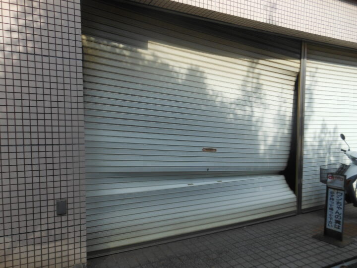 シャッターに凹みや歪んでしまった場合の画像