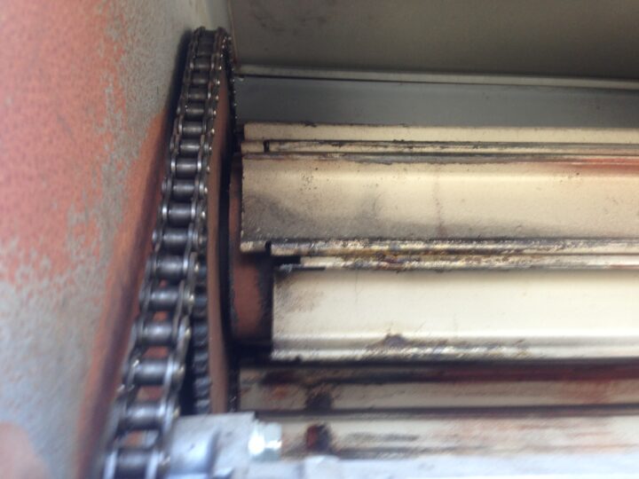 大阪市港区　ガレージ電動シャッタースラットずれ直しの画像