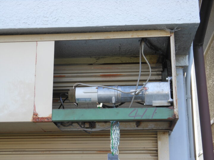 株式会社エイワシャッター豊中　電動シャッター開閉機取替え修理の画像