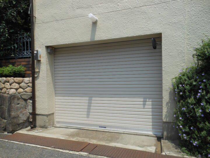 香芝市　株式会社エイワシャッター　車庫電動シャッター交換工事の画像