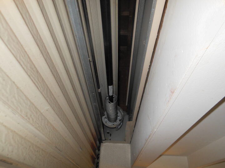 大阪府守口市　ガレージ軽量シャッター巻取りシャフト取替え修理の画像