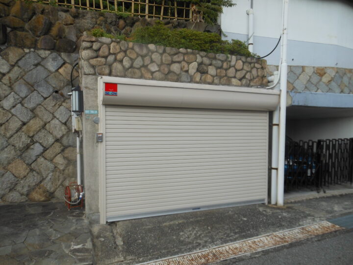 株式会社エイワシャッター西宮 ガレージ電動シャッター取替工事の画像