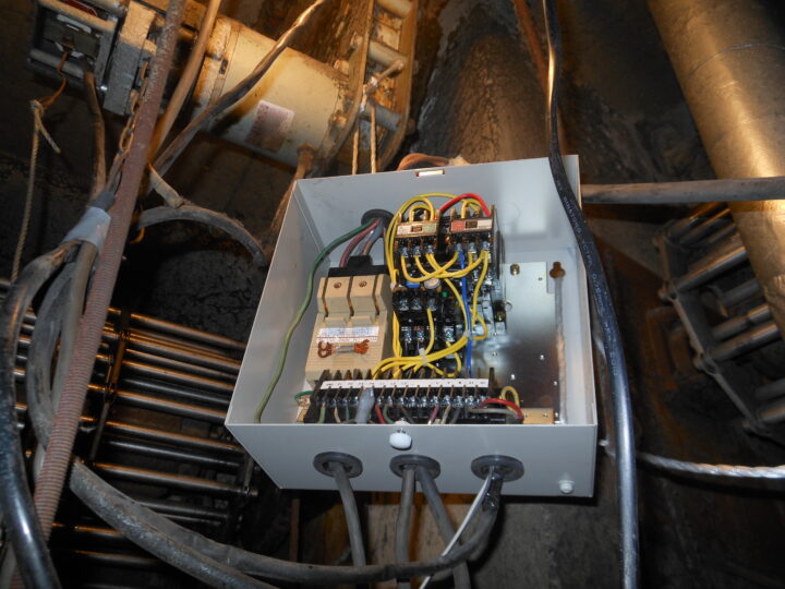 株式会社エイワシャッター　旭区　電動シャッター配電盤交換修理の画像