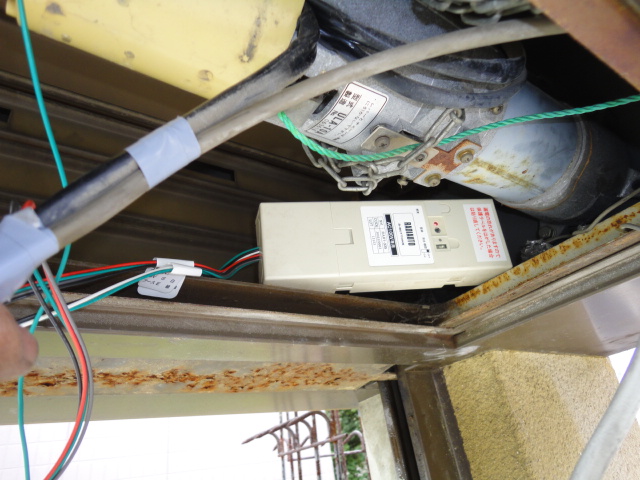 大阪市阿倍野区　ガレージ電動シャッターリモコン装置取替え修理の画像