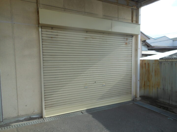 奈良県磯城郡田原本町　倉庫軽量シャッター座板・スラット取替え修理の画像