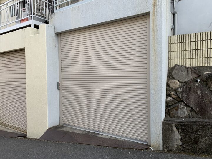 箕面市　株式会社エイワシャッター　車庫電動シャッター交換工事の画像