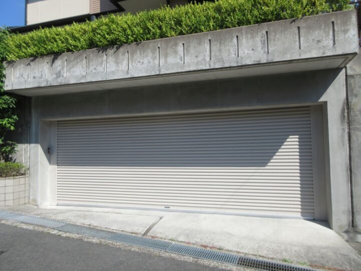 奈良県生駒市 ガレージ電動ワイド式シャッター取替え工事の画像
