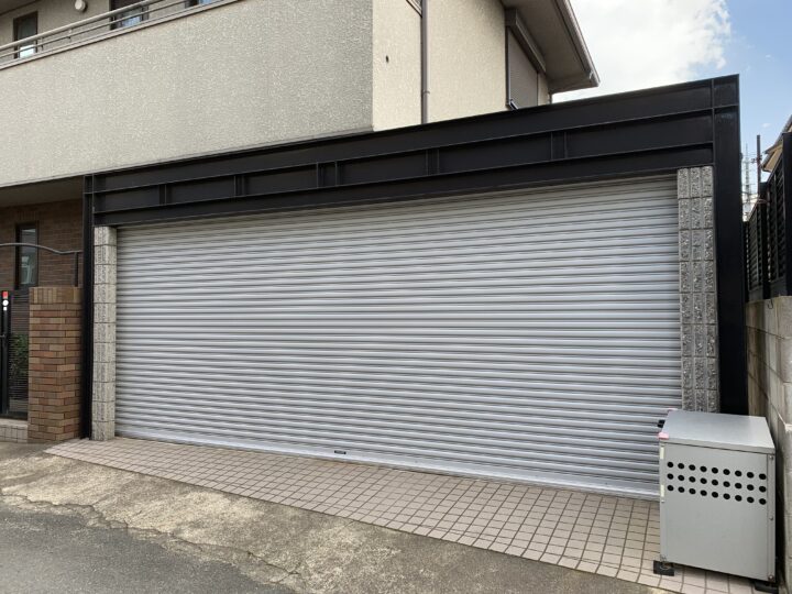 大阪府摂津市　ガレージ電動ワイド式シャッター取替え工事の画像