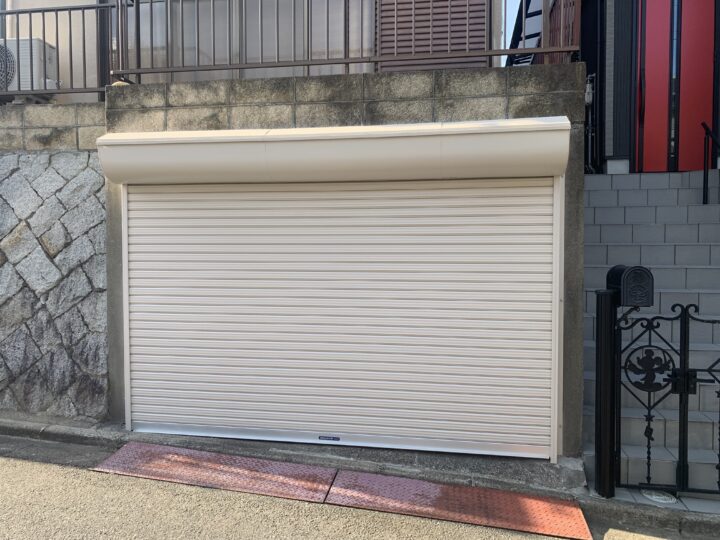 箕面市 株式会社エイワシャッター ガレージ電動シャッター工事の画像