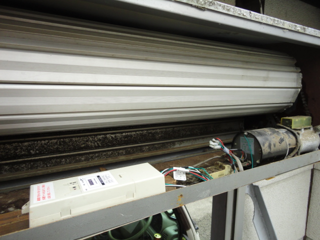堺市中区　電動シャッターリモコン装置交換修理の画像
