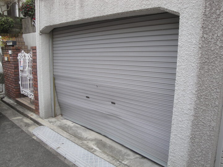 箕面市　株式会社エイワシャッター　スラットはみ出し修復修理の画像