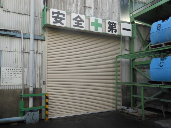 大阪府東大阪市　工場電動ワイド式シャッター取替え工事の画像