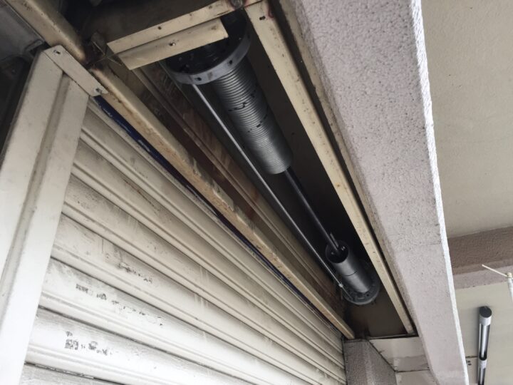 株式会社エイワシャッター 箕面市 巻き取りシャフト交換修理の画像