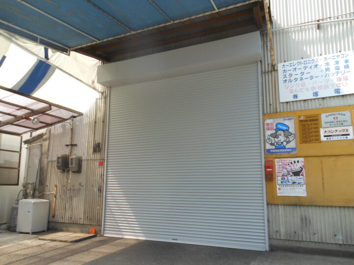 兵庫県尼崎市　電動ワイド式シャッター交換工事の画像