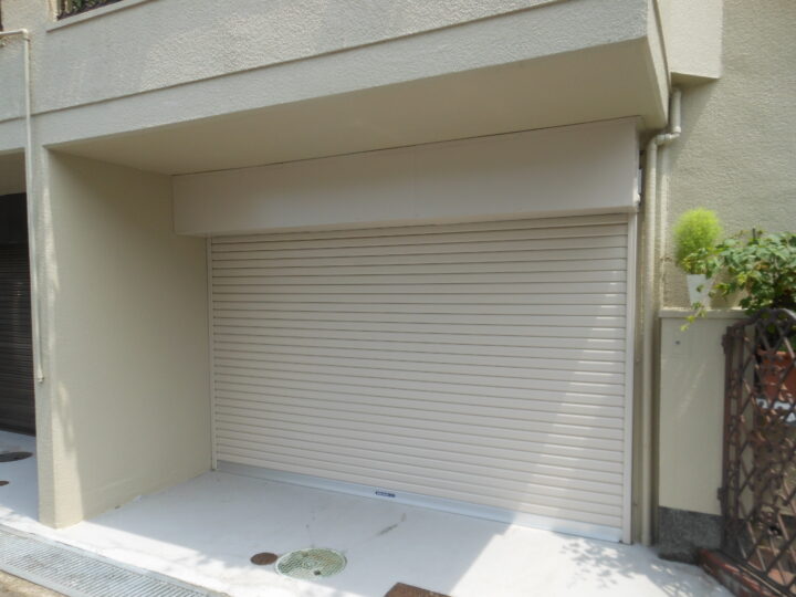 大阪府寝屋川市　ガレージ電動シャッター取替え工事の画像