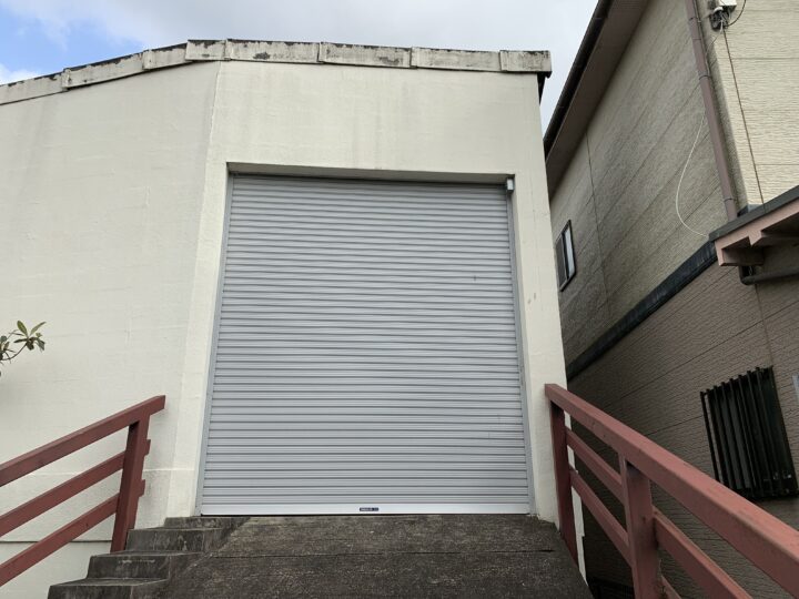大阪府高槻市　倉庫電動シャッター交換工事の画像